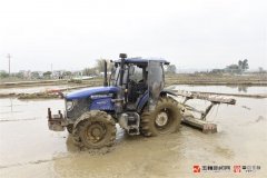 天上飞着无人机 地里跑着无人农机